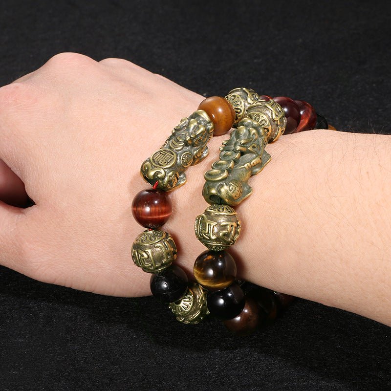 Symbol of protection and abundance: the Pi Yao wealth bracelet in black obsidian and sacred mantra.